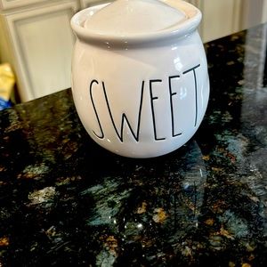 Rae Dunn sugar bowl with lid